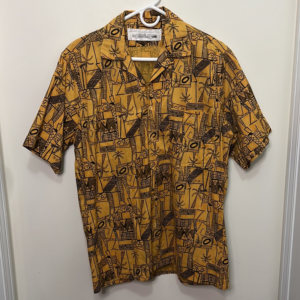 The Real Bodoni Tropical Villa Aztec Pattern Button Down Shirt Size Medium